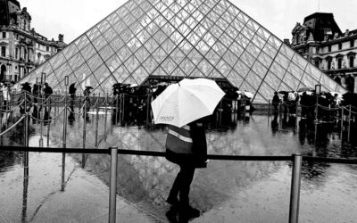 Entrée pluvieuse au Musée via la Pyramide du Louvre, Paris