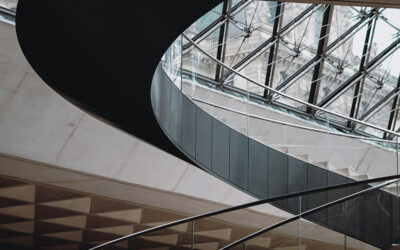 Pyramide du Louvre et escalier intérieur