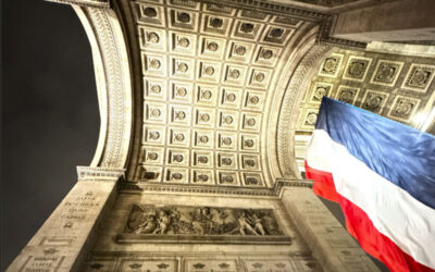 Drapeau français flottant sous l’Arc de Triomphe