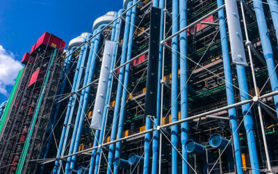 Centre Pompidou et façade à canalisations bleues