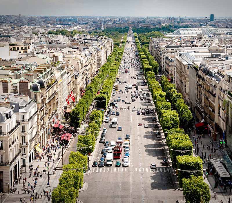 Avenue des Champs-Elysées depuis l'Arc de Triomphe à Paris