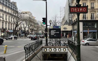 Grands Boulevards à Paris et bouche de métro