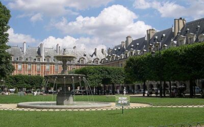 Place des Vosges dans Le Marais, Paris