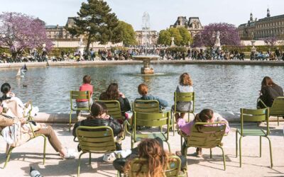 Jardin des Tuileries et musée du Louvre à Paris