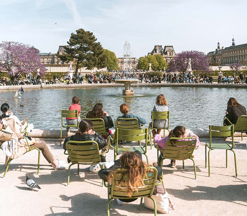 Jardin des Tuileries et musée du Louvre à Paris