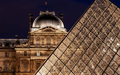 Pyramide et Palais du Louvre à Paris