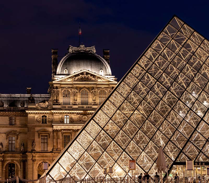 Pyramide et toits du musée du Louvre à Paris