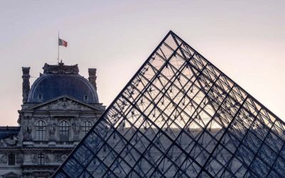 Pyramide et Palais du Louvre à Paris