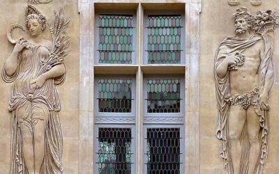 Musée Carnavalet à Paris, bas-relief sur façade cour d’entrée